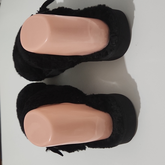Koolaburra by UGG plush sandals - Picture 3 of 10